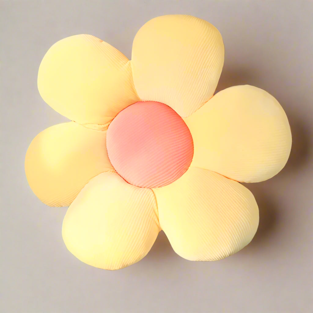 Plus decorativ in forma de floare in culori pastel de galben si roz. Perfecte pentrul decorul de primavara sau vara in camera fete, camera baieti, camera bebe, ca si perina sau ca si jucarie. Compozitie non-toxica din bumbac.