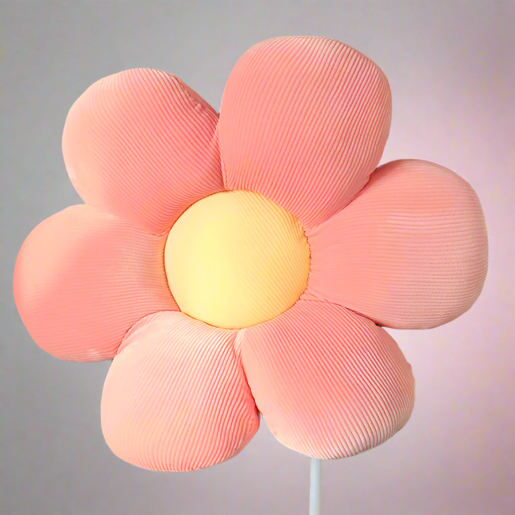Plus decorativ in forma de floare in culori pastel de galben si roz. Perfecte pentrul decorul de primavara sau vara in camera fete, camera baieti, camera bebe, ca si perina sau ca si jucarie. Compozitie non-toxica din bumbac.