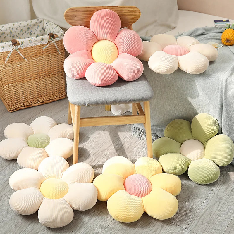 Plus decorativ in forma de floare in culori pastel de galben, verde, alb-crem si roz. Perfecte pentrul decorul de primavara sau vara in camera fete, camera baieti, camera bebe, ca si perina sau ca si jucarie. Compozitie non-toxica din bumbac.